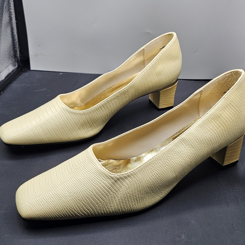 Pierre Dumas Cream Textured Heels